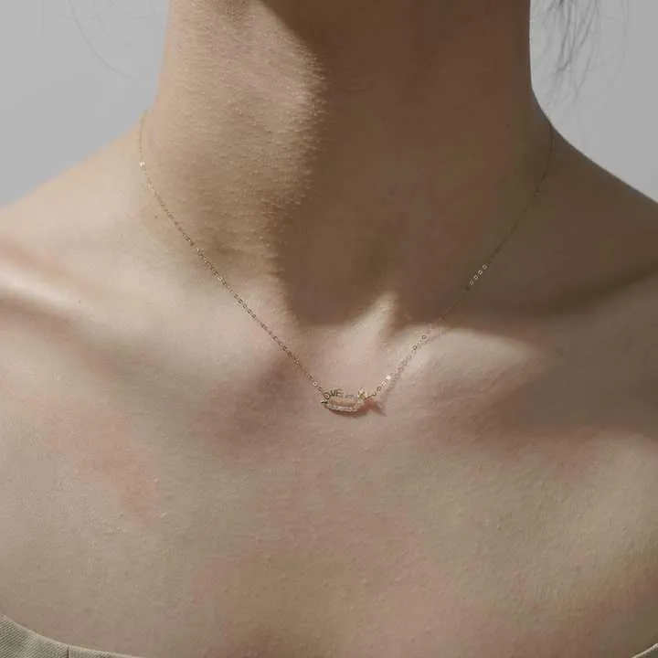 قلادة نسائية بسيطة وساحرة من الذهب الصلب Simple and charming solid gold women's necklace