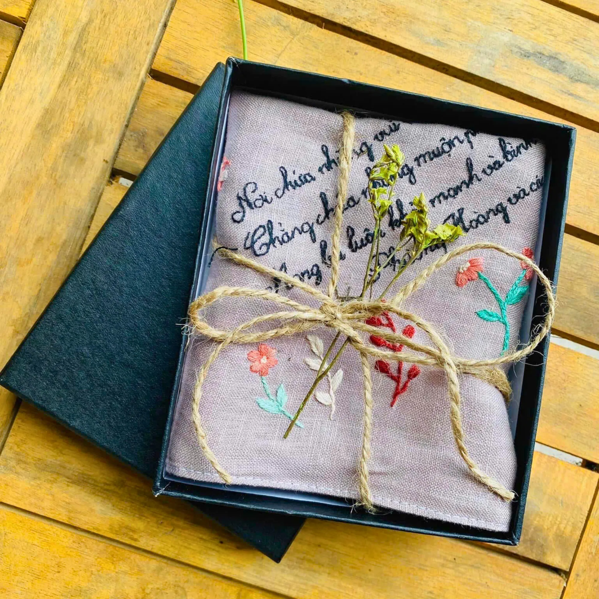 Personalized Embroidered Handkerchief, Floral Hand Embroidery, Custom Handkerchief, Gift for Mom, Wedding Handkerchief
